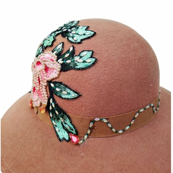 Vintage Lancaster Tan Embroidered Wool Cloche Hat Crystal Floral Design TT1525 - Picture 3 of 5
